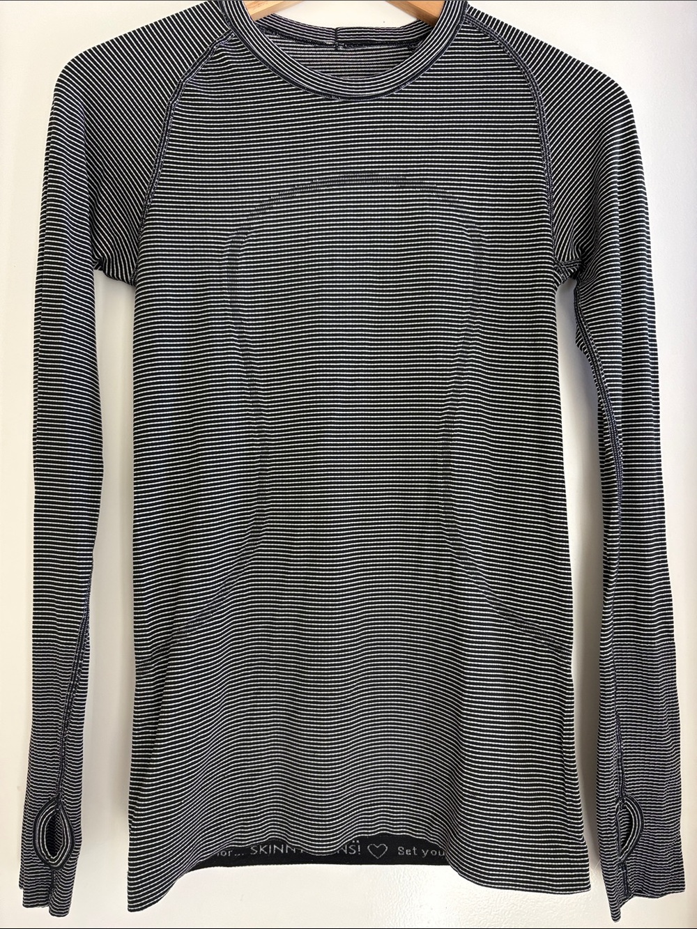 Lululemon Micro Stripe Long Sleeve Running Top Raglan Thumbholes Black white